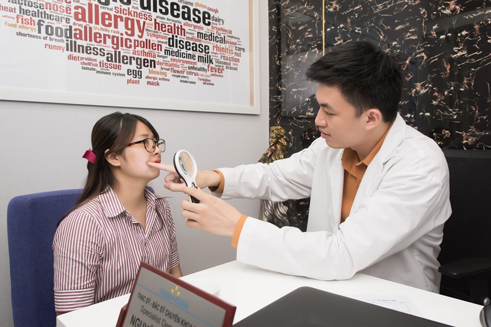 Thạc sĩ Bác sĩ Nguyễn Văn Hoàn tư vấn cho khách hàng điều trị sẹo thâm sau mụn