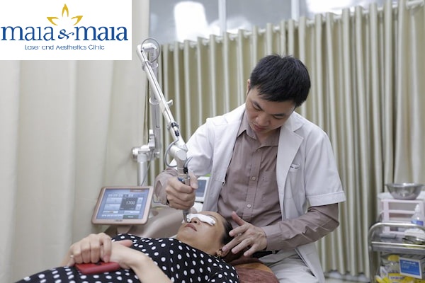 Hình ảnh: Thạc sĩ – Bác sĩ Nguyễn Văn Hoàn đang hỗ trợ điều trị bớt sắc tố
