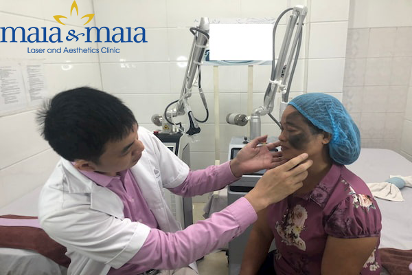 Hình ảnh: Thạc sỹ - Bác sĩ Nguyễn Văn Hoàn đang hỗ trợ điều trị bớt sắc tố cho bệnh nhân