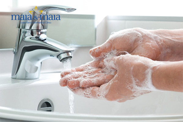 Nên rửa tay sạch trước khi rửa măt