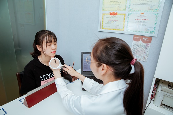 Bác sĩ tại phòng khám Maia đang thăm khám cho khách hàng