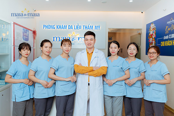 Đội ngũ bác sĩ, y tá nhân viên tại phòng khám Đội ngũ bác sĩ, y tá nhân viên tại phòng khám