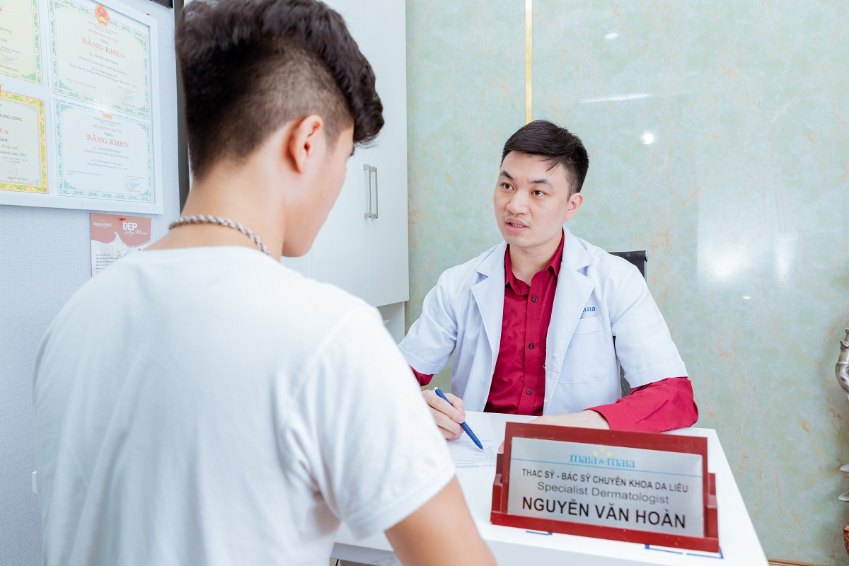 Bác sĩ chuyên khoa da liễu thăm khám cho khách hàng Bác sĩ chuyên khoa da liễu thăm khám cho khách hàng