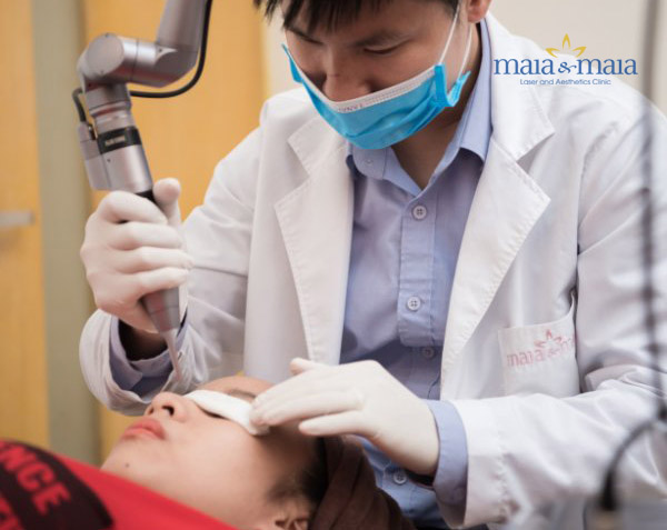 Hình ảnh: Thạc sĩ - Bác sĩ Nguyễn Văn Hoàn đang hỗ trợ điều trị cho khách hàng