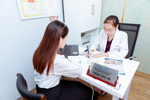 Bác sĩ tư vấn điều trị sẹo thâm cho khách hàng