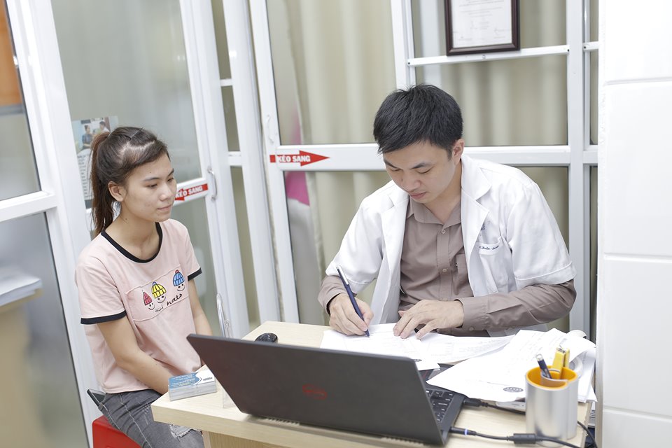 Hình ảnh: Ths.Bs Nguyễn Văn Hoàn đang thăm khám cho bệnh nhân.