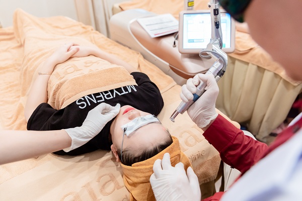 Sử dụng công nghệ laser trong hỗ trợ điều trị sẹo rỗ