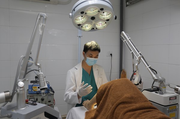 Bác sĩ tiến hành hỗ trợ điều trị bệnh sùi mào gà Bác sĩ tiến hành hỗ trợ điều trị bệnh sùi mào gà