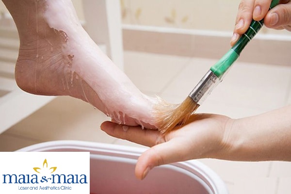 Hình ảnh : Nhân viên hỗ trợ Parafin chân cho khách hàng tại Pk chuyên khoa Da liễu Maia&Maia Parafin chân