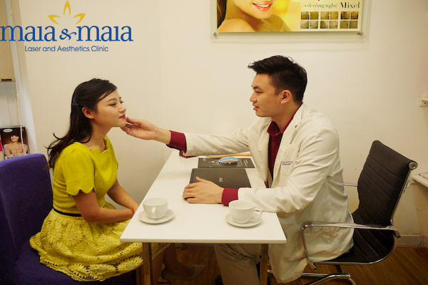 Hình ảnh : Bác sĩ Nguyễn Văn Hoàn đang thăm khám và điều trị cho khách hàng Hình ảnh : Bác sĩ Nguyễn Văn Hoàn đang thăm khám và điều trị cho khách hàng