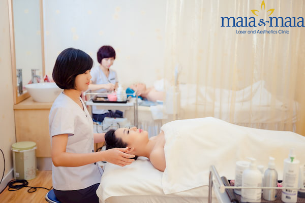 Hình ảnh : Trị liệu viên đang điều trị mụn ẩn cho khách hàng Hình ảnh : chăm sóc da