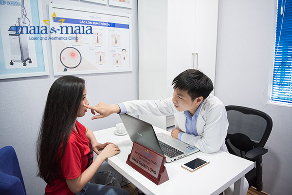 Bác sĩ chuyên khoa Da liễu Maia thăm khám cho khách hàng Bác sĩ chuyên khoa Da liễu Maia thăm khám cho khách hàng