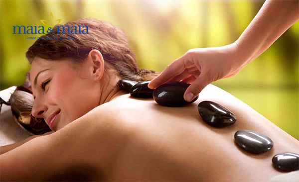 Khách hàng đang được hỗ trợ massage bằng đá nóng Khách hàng đang được hỗ trợ massage bằng đá nóng