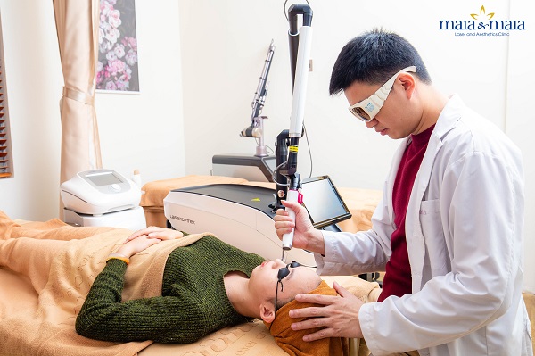 Bác sĩ hỗ trợ điều trị cho khách hàng Bác sĩ hỗ trợ điều trị cho khách hàng