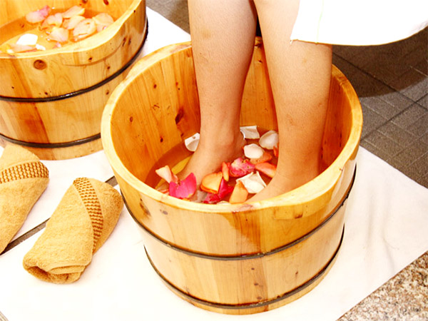 Ngâm chân giúp làm thon gọn bắp chân Ngâm chân giúp làm thon gọn bắp chân
