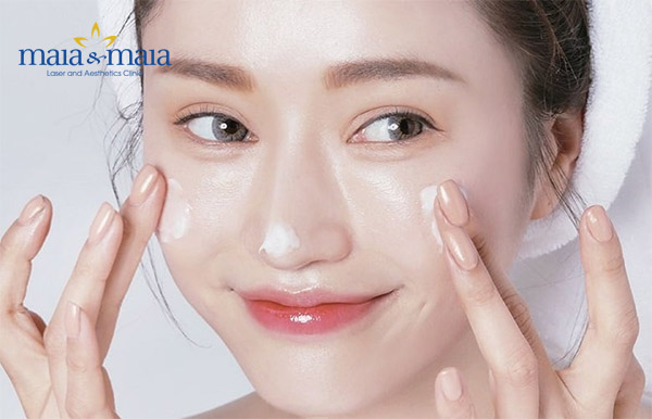 Bôi kem dưỡng ẩm hằng ngày Bôi kem dưỡng ẩm hằng ngày
