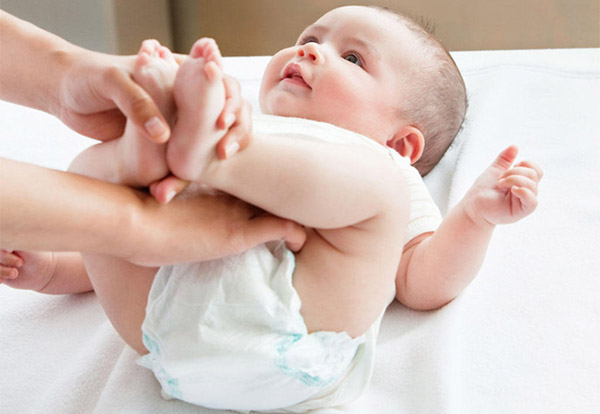 Nên kết hợp dùng thuốc và chăm sóc da cho trẻ theo lời khuyên từ bác sĩ Nên kết hợp dùng thuốc và chăm sóc da cho trẻ theo lời khuyên từ bác sĩ