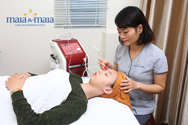 Kĩ thuật viện thực hiện chăm sóc da cho khách hàng Kĩ thuật viện thực hiện chăm sóc da cho khách hàng