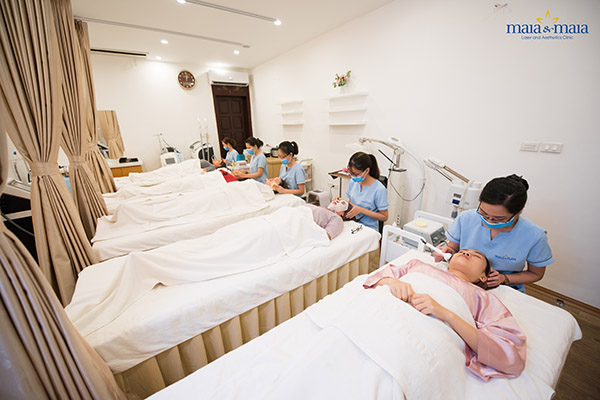 Nhân viên y tá thực hiện chăm sóc da cho khách hàng Nhân viên y tá thực hiện chăm sóc da cho khách hàng