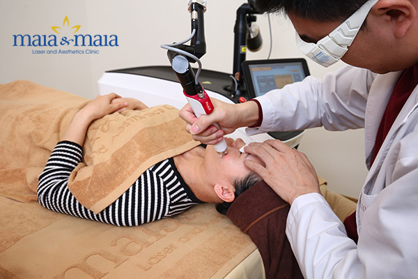 Bác sĩ chuyên khoa da liễu trực tiếp hỗ trợ điều trị da Bác sĩ chuyên khoa da liễu trực tiếp hỗ trợ điều trị da