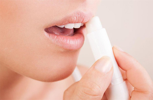 Nhiều người bỏ quên việc chống nắng cho môi Nhiều người bỏ quên việc chống nắng cho môi