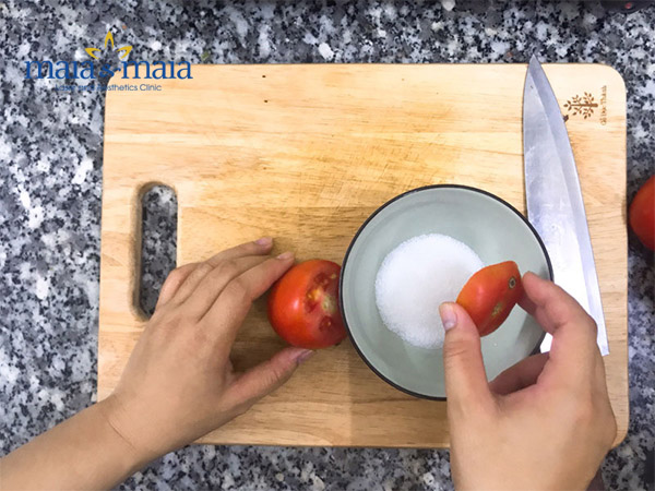 Tẩy da chết bằng cà chua Tẩy da chết bằng cà chua