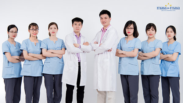 Đội ngũ bác sĩ và nhân viên y tá tại phòng khám Đội ngũ bác sĩ và nhân viên y tá tại phòng khám
