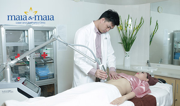 Bác sĩ trực tiếp hỗ trợ điều trị rạn da cho khách hàng Bác sĩ trực tiếp hỗ trợ điều trị rạn da cho khách hàng