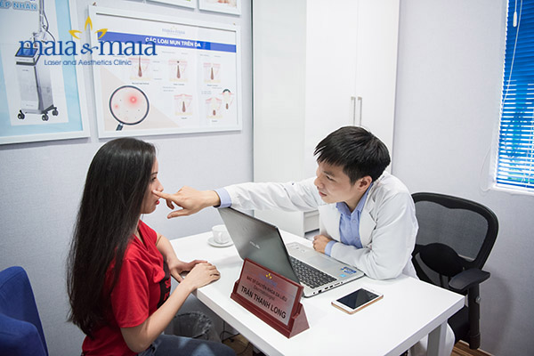 Bác sĩ thăm khám và hỗ trợ điều trị viêm nang lông tại phóng khám Bác sĩ thăm khám và hỗ trợ điều trị viêm nang lông tại phóng khám