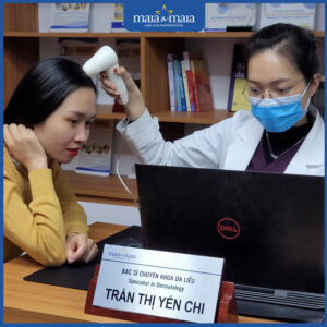 Bác sĩ thăm khám và phân tích tóc bằng máy Hair Scopy Bác sĩ thăm khám và phân tích tóc bằng máy Hair Scopy