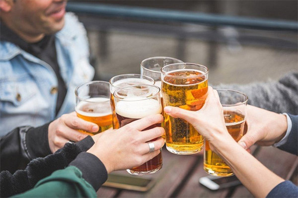 Uống rượu bia khiến tình trạng viêm da cơ địa nặng hơn Uống rượu bia khiến tình trạng viêm da cơ địa nặng hơn