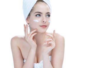 Những lưu ý khi sử dụng kem dưỡng ẩm cho da mụn