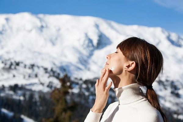 Mặc dù là mùa đông nhưng vẫn phải bảo vệ da dưới tia UVA và UVB