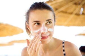 Sử dụng kem chống nắng thường xuyên để ngăn ngừa nám da