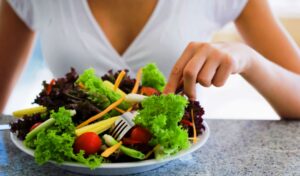 Ăn chay dài ngày và không hợp lý khiến tóc bị ảnh hưởng