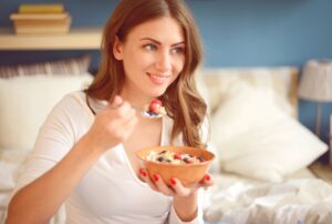 Cung cấp protein đầy đủ cho cơ thể để nuôi dưỡng tóc khỏe mạnh