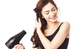 Tình trạng rụng tóc đôi khi là do các tác nhân bên ngoài tác động
