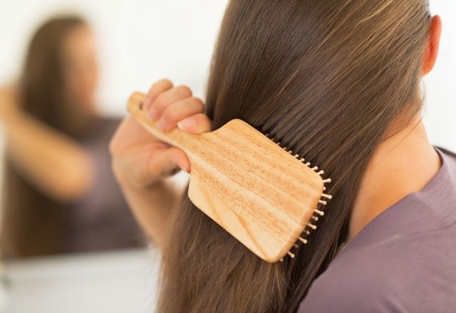 Chải tóc đúng cách để ngăn ngừa rụng tóc