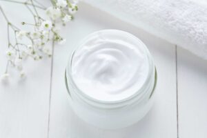 Bạn có thể tẩy da chết hóa học bằng AHA, BHA