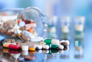 Thuốc corticoid có thể ở dạng viên uống hoặc thuốc bôi