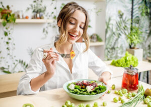 Ăn kiêng quá khắt khe có thể làm cơ thể thiếu các chất cần thiết