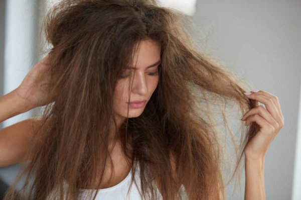 Hãy kiểm tra da đầu và mái tóc để biết tóc có thực sự khỏe mạnh hay không