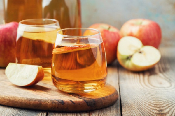Bạn có thể sử dụng giấm táo để gội đầu