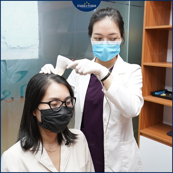 Bạn có thể tới gặp bác sĩ da liễu để thăm khám tình trạng rụng tóc của mình