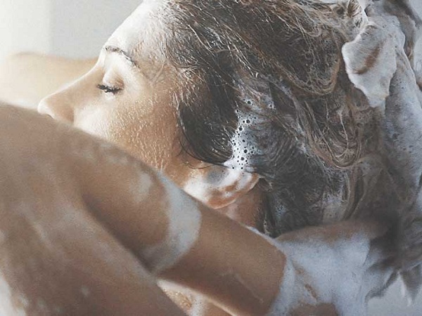 Sử dụng dầu gội có tinh dầu bạc hà là cách giúp bạn chăm sóc tóc tiện lợi, nhanh chóng