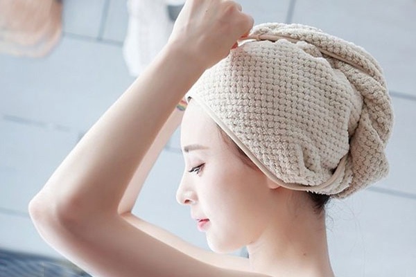 Bạn có thể dưỡng tóc bằng dầu và để qua đêm để dầu dưỡng được thẩm thấu tốt hơn