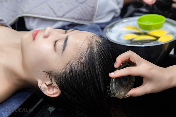 Bạn có thể sử dụng giấm táo như một loại dầu xả tóc