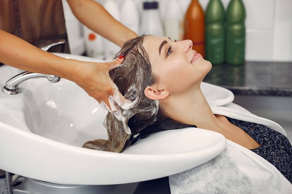 Đôi khi hóa chất trong dầu gôi lại là nguyên nhân gây rụng tóc của bạn