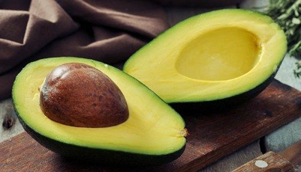 Quả bơ làm mềm và dưỡng ẩm cho tóc