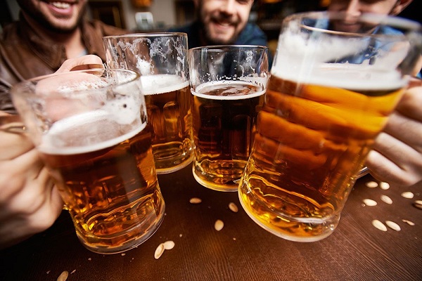 Rượu và thuốc lá có thể kích phát quá trình rụng tóc ổ đỉnh đầu của nam giới